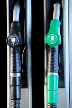 Elche, Alicante, İspanya - 26 Ocak 2021 İspanya 'da Kurşunsuz Benzin ve Dizel Benzin İstasyonu