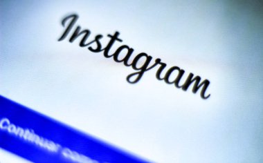 Alicante, İspanya - 13 Eylül 2019: Instagram markası beyaz ekran akıllı telefonunda erişim uygulaması