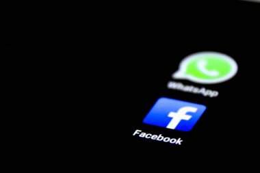 Alicante, İspanya - 6 Temmuz 2019: Siyah cep telefonu ekranında Whatsapp simgesinin yanında Facebook simgesi