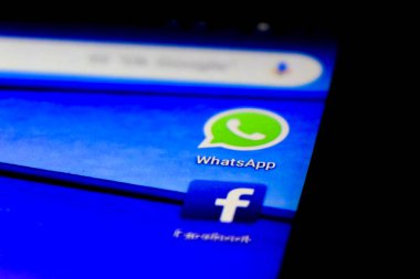 Alicante, İspanya - 6 Temmuz 2019: Mavi cep telefonu ekranındaki Whatsapp simgesinin yanındaki Whatsapp simgesi