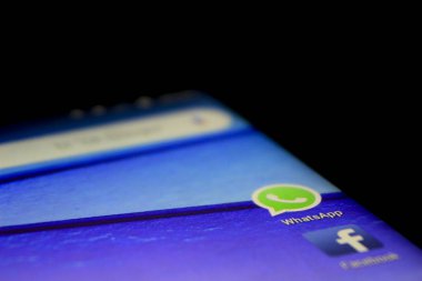 Alicante, İspanya - 6 Temmuz 2019: Whatsapp simgesi cep telefonu ekranında