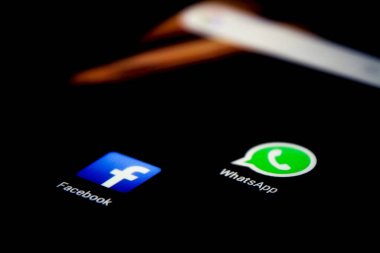 Alicante, İspanya - 6 Temmuz 2019: Siyah cep telefonu ekranında Whatsapp simgesinin yanında Facebook simgesi
