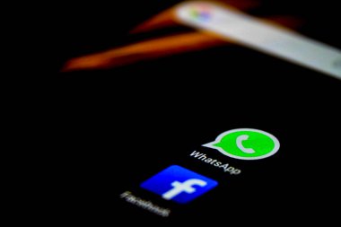 Alicante, İspanya - 6 Temmuz 2019: Facebook simgesinin yanındaki Whatsapp simgesi siyah cep telefonu ekranında