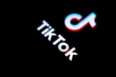 Madrid, İspanya - 5 Mart 2021: Cep telefonunda siyah ekranda Tik Tok logosu