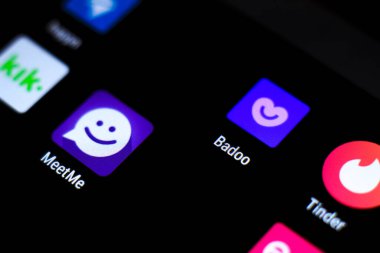 Madrid, İspanya - 3 Mart 2021: akıllı telefondan siyah ekrandaki uygulama simgeleri. Tinder, Badoo, Meme, Kik, Meetic uygulama simgeleri.