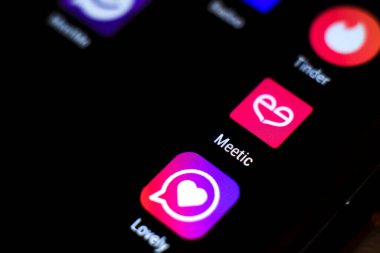 Madrid, İspanya - 3 Mart 2021: akıllı telefondan siyah ekrandaki uygulama simgeleri. Tinder, Meetik ve Sevimli uygulama simgeleri.