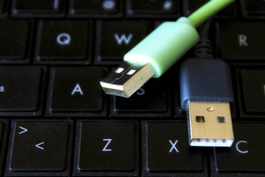 Siyah ve yeşil USB konnektörleri siyah klavyede
