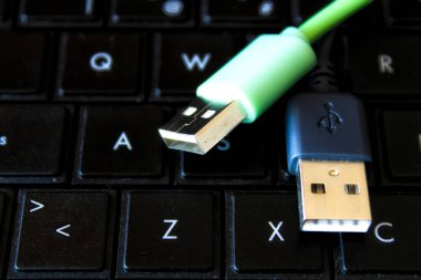 Siyah ve yeşil USB konnektörleri siyah klavyede