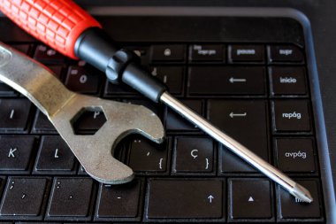 Siyah klavye dizüstü bilgisayarı üzerinde el araçları