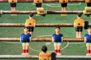 Eski tipik İspanyol masa futbolu ya da langırt oyunu