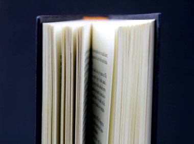 Siyah arkaplan üzerine açılan siyah kitap