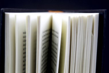 Siyah arkaplan üzerine açılan siyah kitap