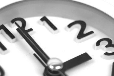 Beyaz arkaplan üzerinde kış saati değişimini gösteren Macro fotoğrafı