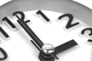 Beyaz arkaplan üzerinde kış saati değişimini gösteren Macro fotoğrafı