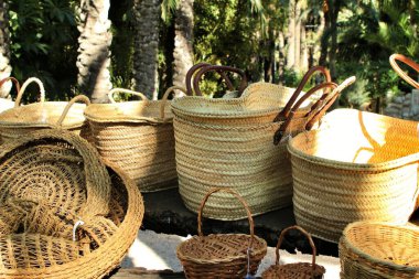 İspanya, Elche 'de satılık geleneksel kenevir sepetleri ve el çantaları