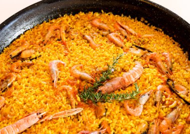 Akdeniz kıyısındaki İspanya 'nın güney bölgesinden tipik deniz ürünleri pirinci.
