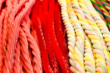 Elche 'de bir sokak tezgahında çeşitli renk ve tatlardan oluşan lezzetli şekerler.