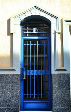 Elche, Alicante, İspanya 'da mavi işlemeli demir kapılı detaylar