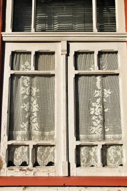 Portekiz, Porto 'da tığ işi perde ile beyaza boyanmış eski ahşap pencere..