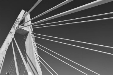 Elche 'deki Vinalopo Nehri' nin yanındaki mavi gökyüzünün altındaki Pont de la Generalitat köprüsü.