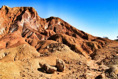 Mazarron, Murcia, İspanya 'da terk edilmiş eski bir taş ocağında tortu, kaya oluşumları ve mineral çizgileri.