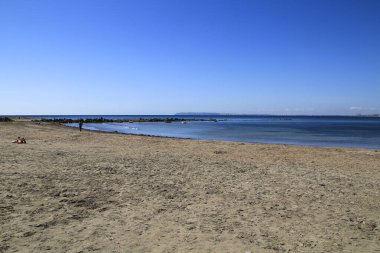 Alicante 'deki Almedraba Sahili' nin güzel ve aydınlık bir bahar günü manzarası.. 