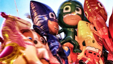 Elche 'deki oyuncak bebek şeklinde renkli balonlar.