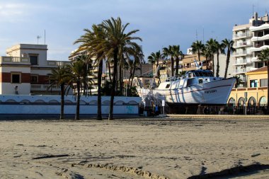Santa Pola, Alicante, İspanya - 18 Mart 2021: Santa Pola 'da bir meydanda balıkçı teknesi Güney İspanya' da küçük bir balıkçı köyü
