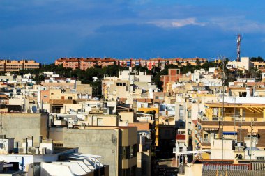 Santa Pola, Alicante, İspanya... 13 Mart 2021: Güneşli bir günde Santa Pola 'nın küçük bir balıkçı köyünün panoramik manzarası