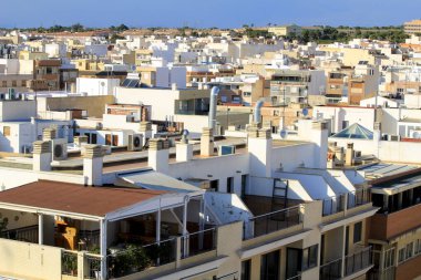 Santa Pola, Alicante, İspanya... 13 Mart 2021: Güneşli bir günde Santa Pola 'nın küçük bir balıkçı köyünün panoramik manzarası