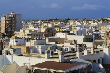 Santa Pola, Alicante, İspanya... 13 Mart 2021: Güneşli bir günde Santa Pola 'nın küçük bir balıkçı köyünün panoramik manzarası