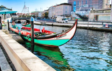 Aveiro, Porto, Portekiz - 4 Ocak 2020: Porto, Portekiz 'de Ria do Aveiro' da Moliceiros adlı tipik ve turistik renkli tekneler