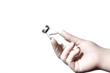 Beyaz arka planda sıvı dolu bir şişeyi tutan el resmini kapat. 