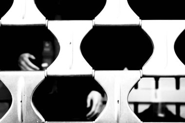 Siyah ve beyaz vitrin, bir dükkanın kör ve manken ellerinde.