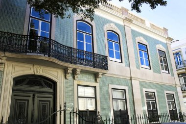 Lizbon, Portekiz 'de renkli ve tipik görkemli eski evler