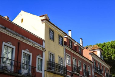 Lizbon, Portekiz 'de renkli ve tipik görkemli eski evler