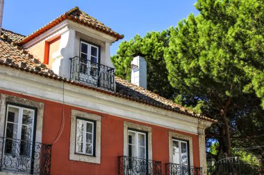 Lizbon, Portekiz 'de renkli ve tipik görkemli eski evler