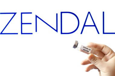 Madrid, İspanya - 23 Şubat 2021: Covid-19 aşısı ve beyaz arka planda Zendal ilaç şirketi logosu olan el ele tutuşma şişesi.