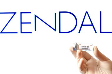 Madrid, İspanya - 23 Şubat 2021: Covid-19 aşısı ve beyaz arka planda Zendal ilaç şirketi logosu olan el ele tutuşma şişesi.