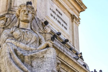 Lizbon, Portekiz 'deki mermer anıt güvercinlerle kaplı.