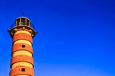 Lizbon, Portekiz 'de mavi gökyüzünün altında gün batımında deniz feneri.