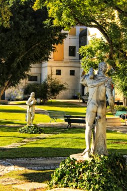 Lizbon, Portekiz 'in güzel bahçesinde taş heykeller.