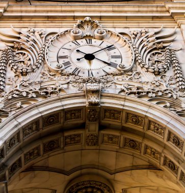 Portekiz, Lizbon 'daki Ticaret Meydanı' ndaki Arco da Rua Augusta 'nın antika saati.