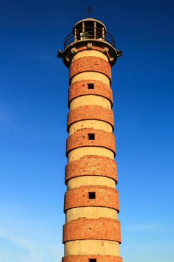 Lizbon, Portekiz 'de mavi gökyüzünün altında gün batımında deniz feneri.