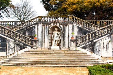 Lizbon, Portekiz- 28 Aralık 2017 Lizbon, Portekiz 'deki Ajuda botanik bahçesindeki görkemli merdiven