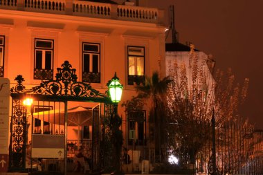 Lizbon, Portekiz- 29 Aralık 2017: Lizbon, Portekiz 'de geceleri renkli ve görkemli eski evler