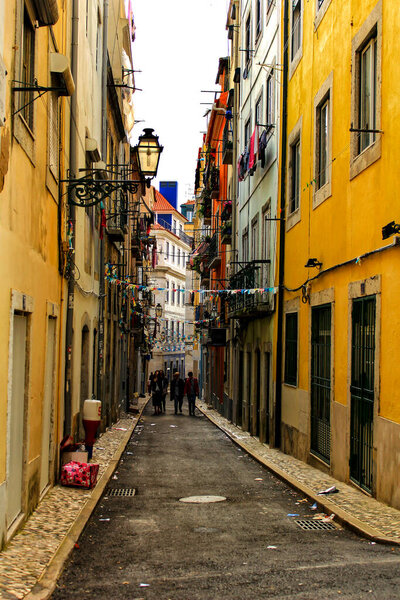 Узкие и красочные улицы Лиссабона, Португалия