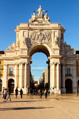 Lizbon, Portekiz- 7 Mart 2021: Lizbon Ticaret Meydanı 'nda Arco da Rua Augusta