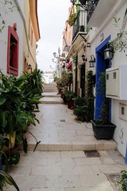 Alicante, İspanya - 1 Nisan 2021: Alicante 'deki Santa Cruz mahallesinin eski cepheleri, pencereleri ve balkonları ile dar sokaklar