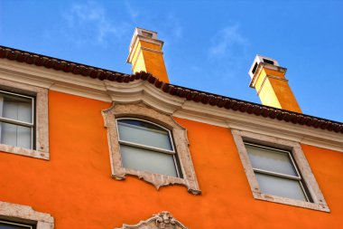 Lizbon, Portekiz 'de renkli, tipik ve görkemli eski evler